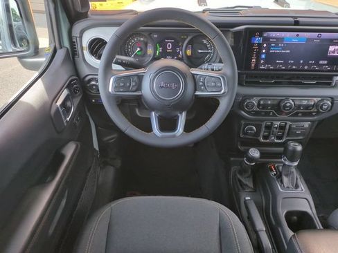 Used 2024 Jeep Wrangler Unlimited Sahara w/ Technology Group AWD/4WD image 16
