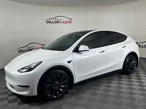 Used 2023 Tesla Model Y Performance image 3