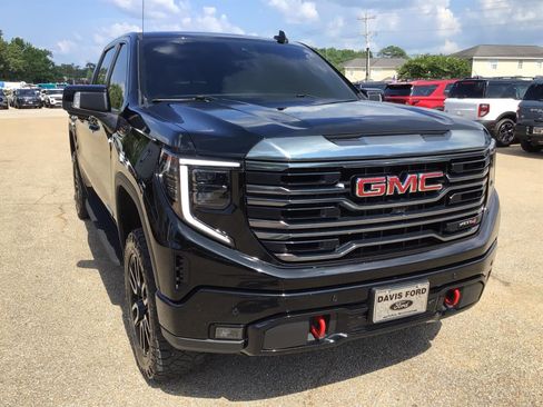 Used 2024 GMC Sierra 1500 AT4 w/ AT4 Premium Package AWD/4WD image 7