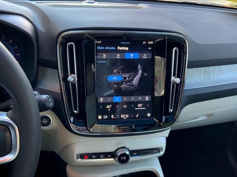 Used 2024 Volvo XC40 B5 Plus w/ Protection Package Premier image 28