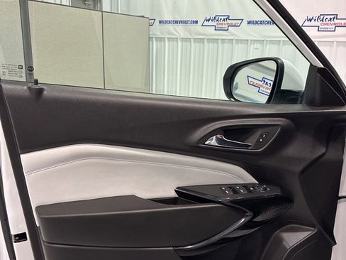 Used 2025 Chevrolet Trax LT FWD image 14