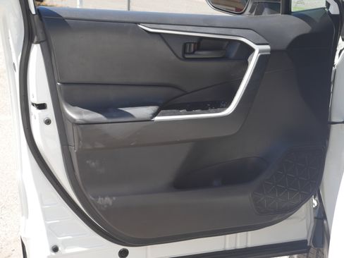 Used 2020 Toyota RAV4 LE AWD/4WD image 31