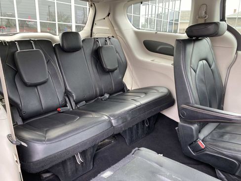 Used 2019 Chrysler Pacifica Touring-L FWD image 23