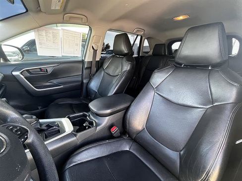 Used 2019 Toyota RAV4 LE FWD image 8