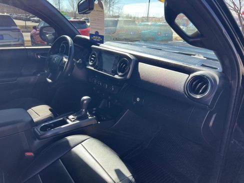 Used 2017 Toyota Tacoma TRD Sport image 27