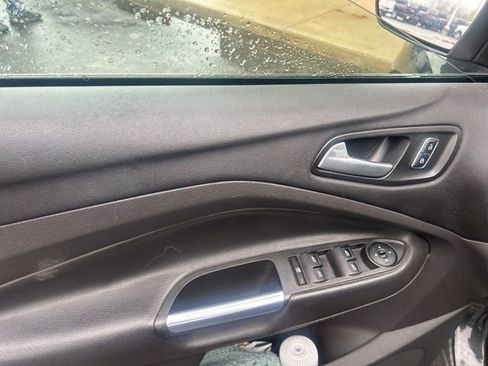 Used 2015 Ford Escape SE image 17