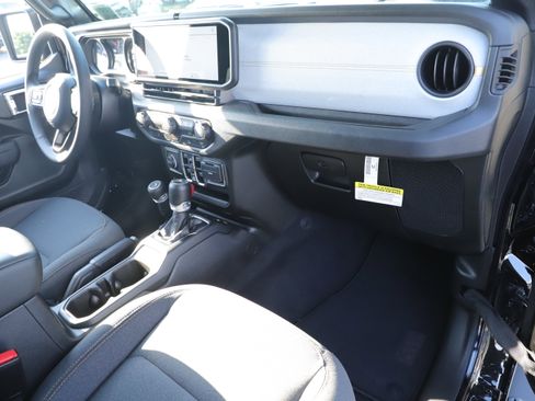 New 2025 Jeep Gladiator Sport image 27