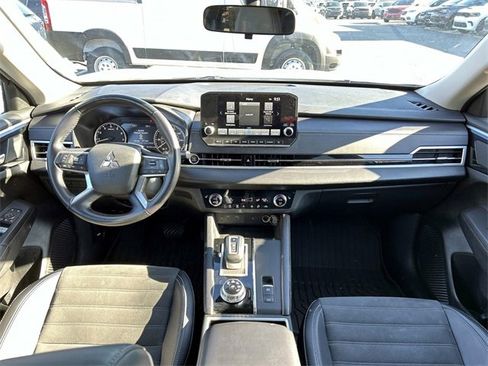 Used 2024 Mitsubishi Outlander SE image 8