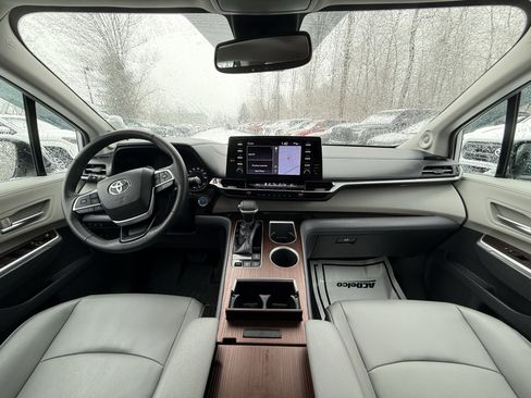 Used 2022 Toyota Sienna XLE image 2