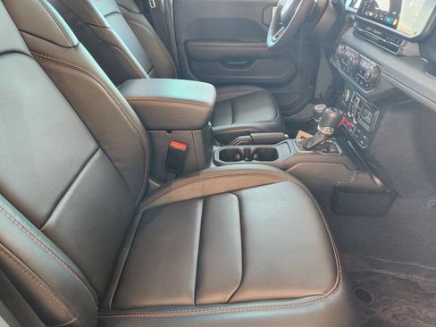 Used 2024 Jeep Gladiator Rubicon AWD/4WD image 18