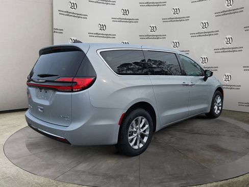 New 2026 Chrysler Pacifica Limited image 5