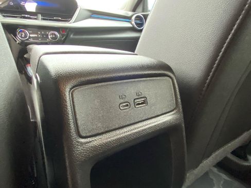 Used 2026 Chevrolet Trax LT w/ LT Convenience Package FWD image 38