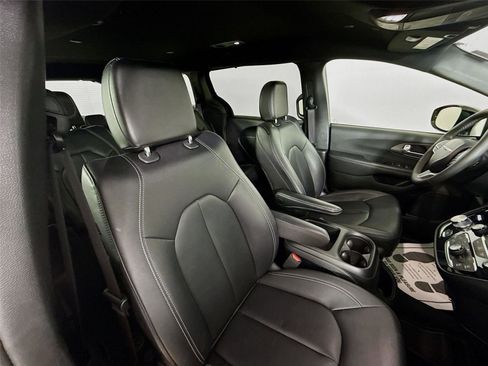 Used 2025 Chrysler Pacifica Select image 28