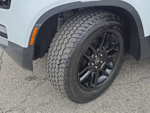 Used 2025 Land Rover Defender 90 S image 32