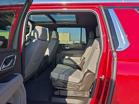 Used 2024 Chevrolet Suburban LT w/ Luxury Package image 16