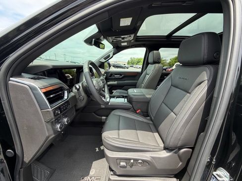Used 2025 GMC Yukon XL Denali w/ Sun & Power Step Package AWD/4WD image 2