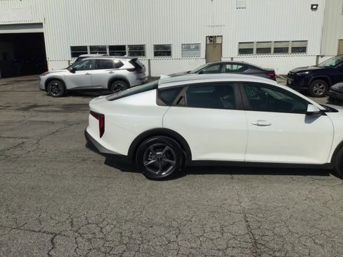 Used 2025 Kia K4 LXS image 12