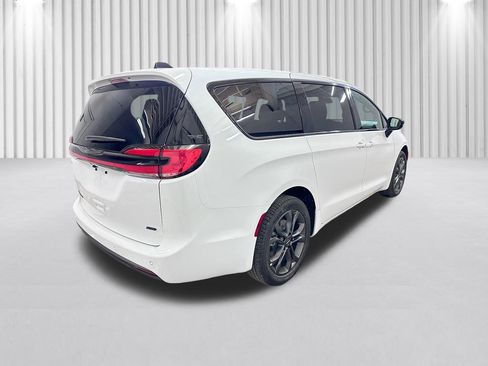 New 2026 Chrysler Pacifica Select image 5
