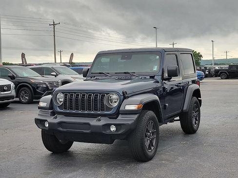 Used 2025 Jeep Wrangler Sport AWD/4WD image 2
