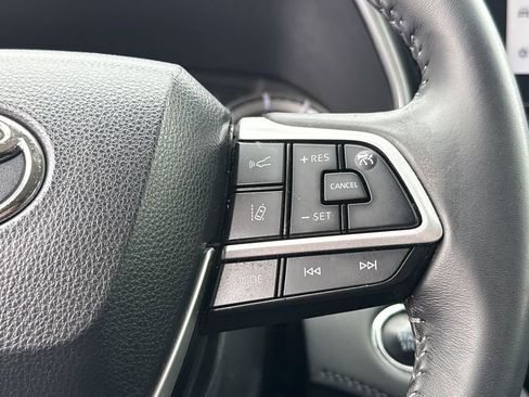 Used 2023 Toyota Highlander XLE image 31