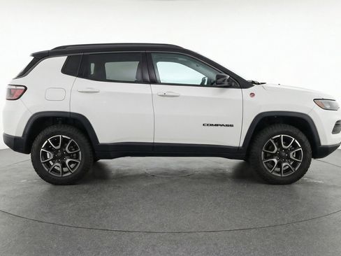 Used 2025 Jeep Compass Trailhawk image 11