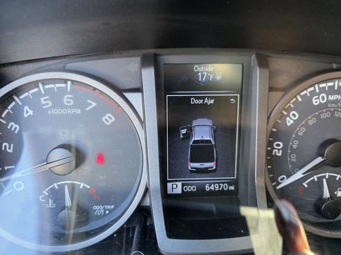 Used 2017 Toyota Tacoma TRD Off-Road image 24