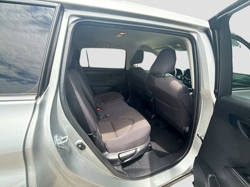 Used 2023 Toyota Highlander LE FWD image 28