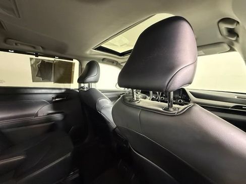 Used 2021 Toyota Highlander XLE AWD/4WD image 25