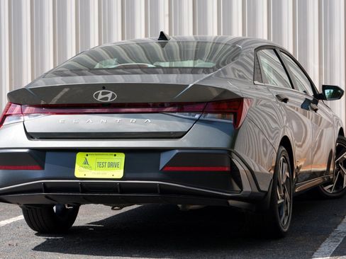 Used 2025 Hyundai Elantra SEL FWD image 4