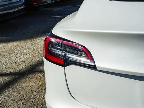 Used 2020 Tesla Model 3 Standard Range image 10