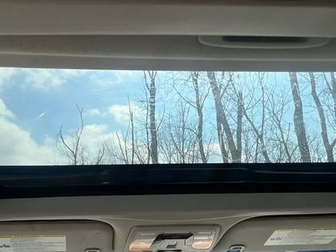 Used 2017 Toyota Sienna XLE w/ XLE Navigation Package image 12