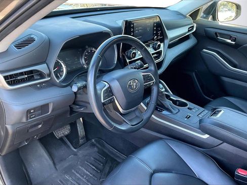 Used 2022 Toyota Highlander XLE image 20
