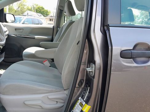 Used 2014 Toyota Sienna L FWD image 14