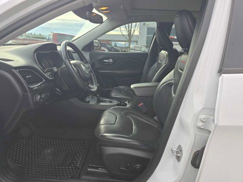 Used 2019 Jeep Cherokee Trailhawk image 10