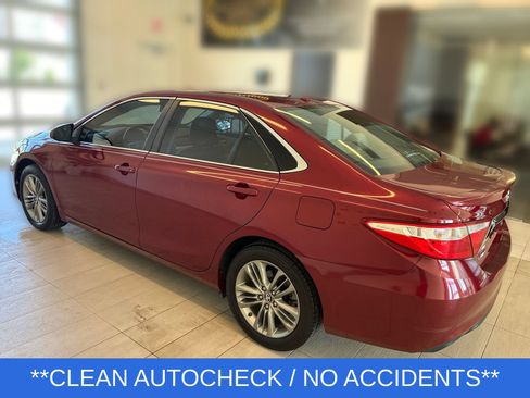 Used 2017 Toyota Camry SE w/ Moonroof Package FWD image 3
