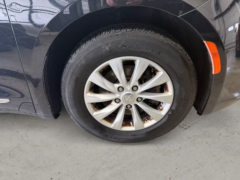 Used 2017 Chrysler Pacifica Touring-L image 6