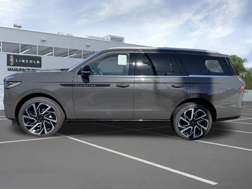 New 2027 Lincoln Navigator Black Label AWD/4WD image 4