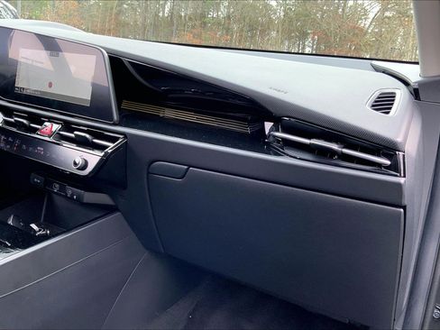 Used 2023 Kia Niro SX image 18