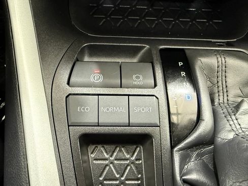 Used 2025 Toyota RAV4 XLE FWD image 36