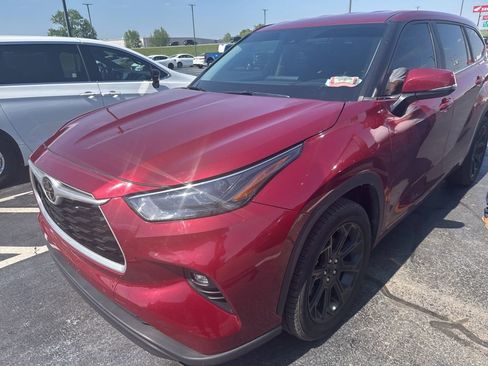 Used 2023 Toyota Highlander LE FWD image 1