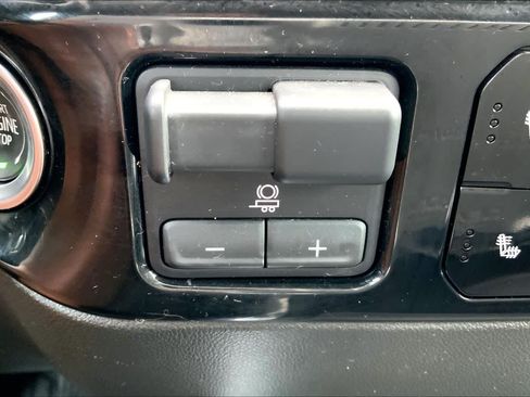 Used 2024 Chevrolet Silverado 2500 LT AWD/4WD image 33