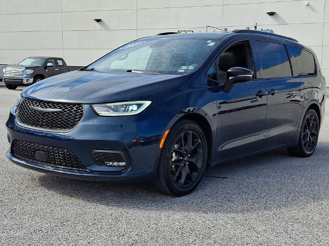 Used 2025 Chrysler Pacifica Limited FWD image 6
