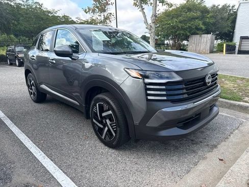 Used 2025 Nissan Kicks SV FWD image 3