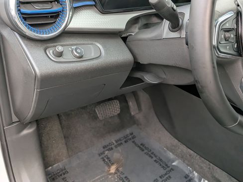 Used 2025 Chevrolet Trax LT w/ LT Convenience Package image 17