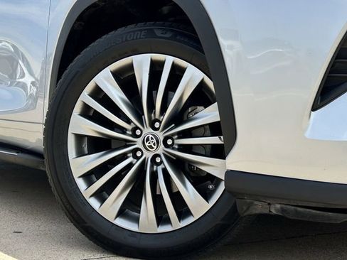 Used 2020 Toyota Highlander Platinum AWD/4WD image 11