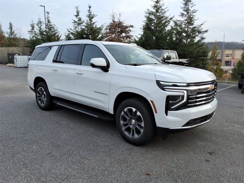 New 2026 Chevrolet Suburban LT image 3