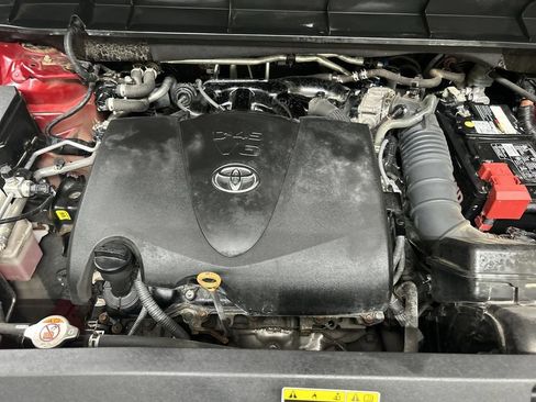Used 2022 Toyota Highlander XLE AWD/4WD image 25