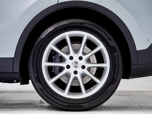 Certified 2026 Porsche Cayenne AWD/4WD image 32