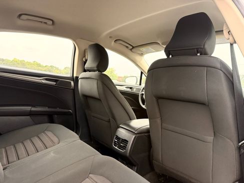 Used 2019 Ford Fusion SE FWD image 18