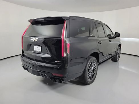 Certified 2024 Cadillac Escalade V w/ Heavy-Duty Trailer Package image 4